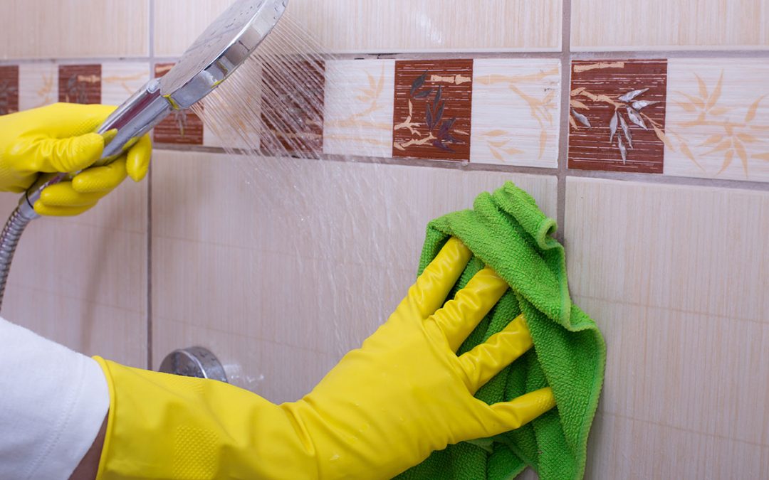 Nettoyer l’intérieur d’une douche affectée par l’eau dure